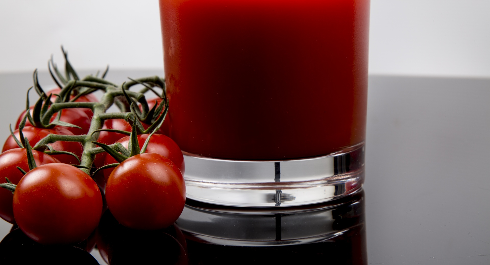 Как пить томатный сок. Томатный сок. Стакан томатного сока. Томатный Фреш. Томатный сок испанский.