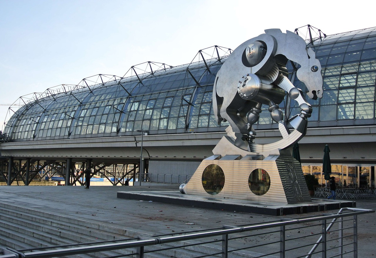 ostbahnhof berlin sculpture art free photo