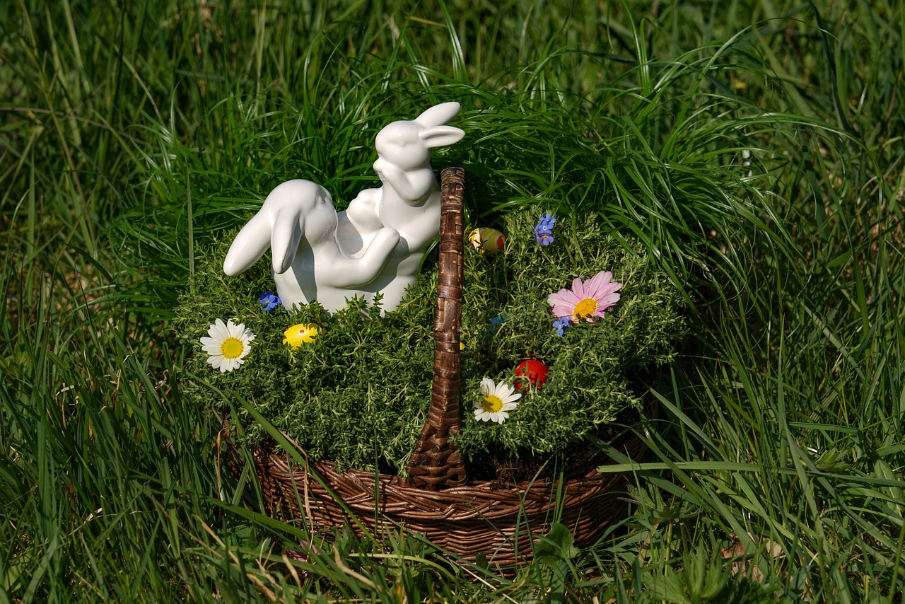 osterkorb two easter bunnies bunnies white free photo