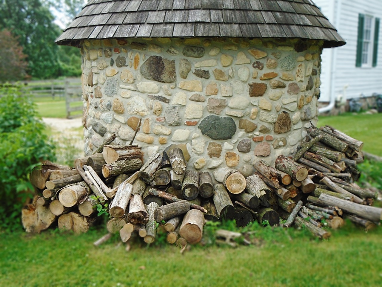 outbuilding wood pile firewood free photo