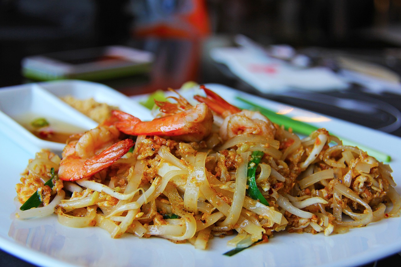 pad thai hungry noodles free photo