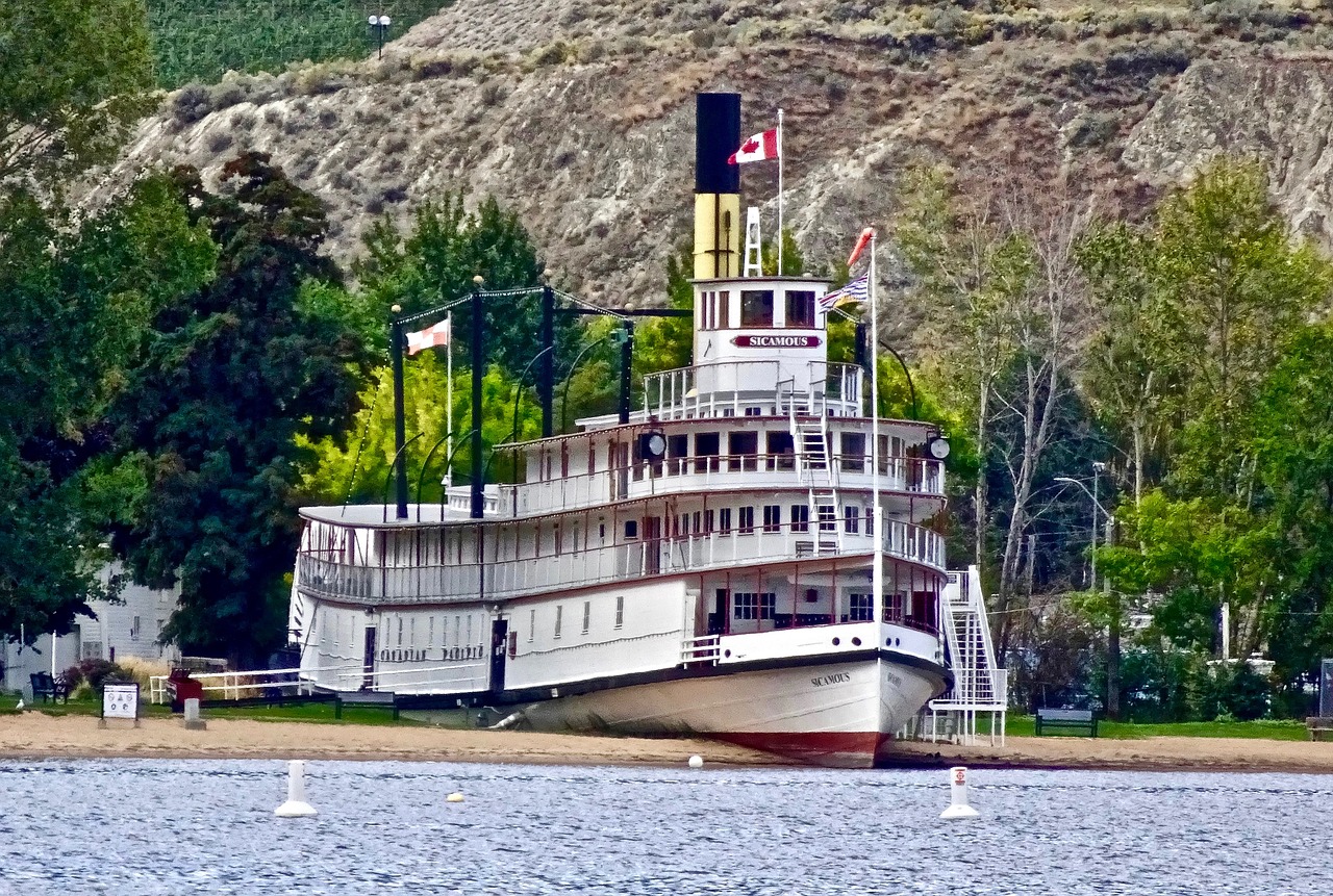 paddle steamer  ship  steamboat free photo