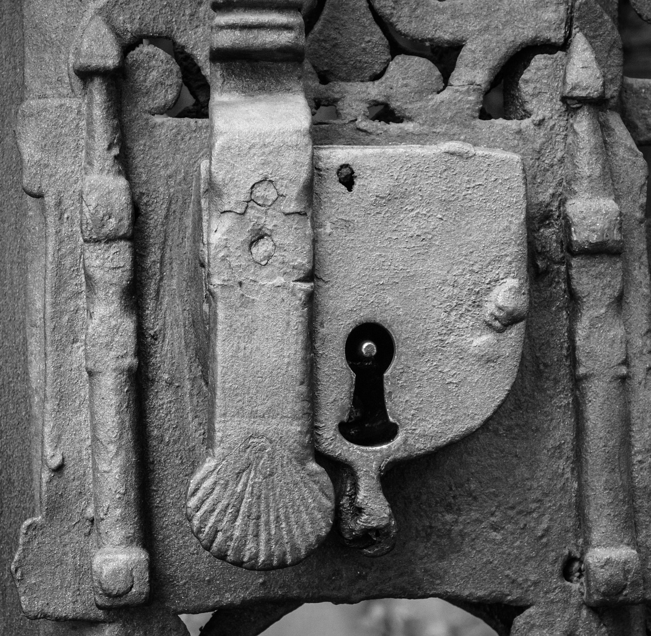 padlock iron door free photo