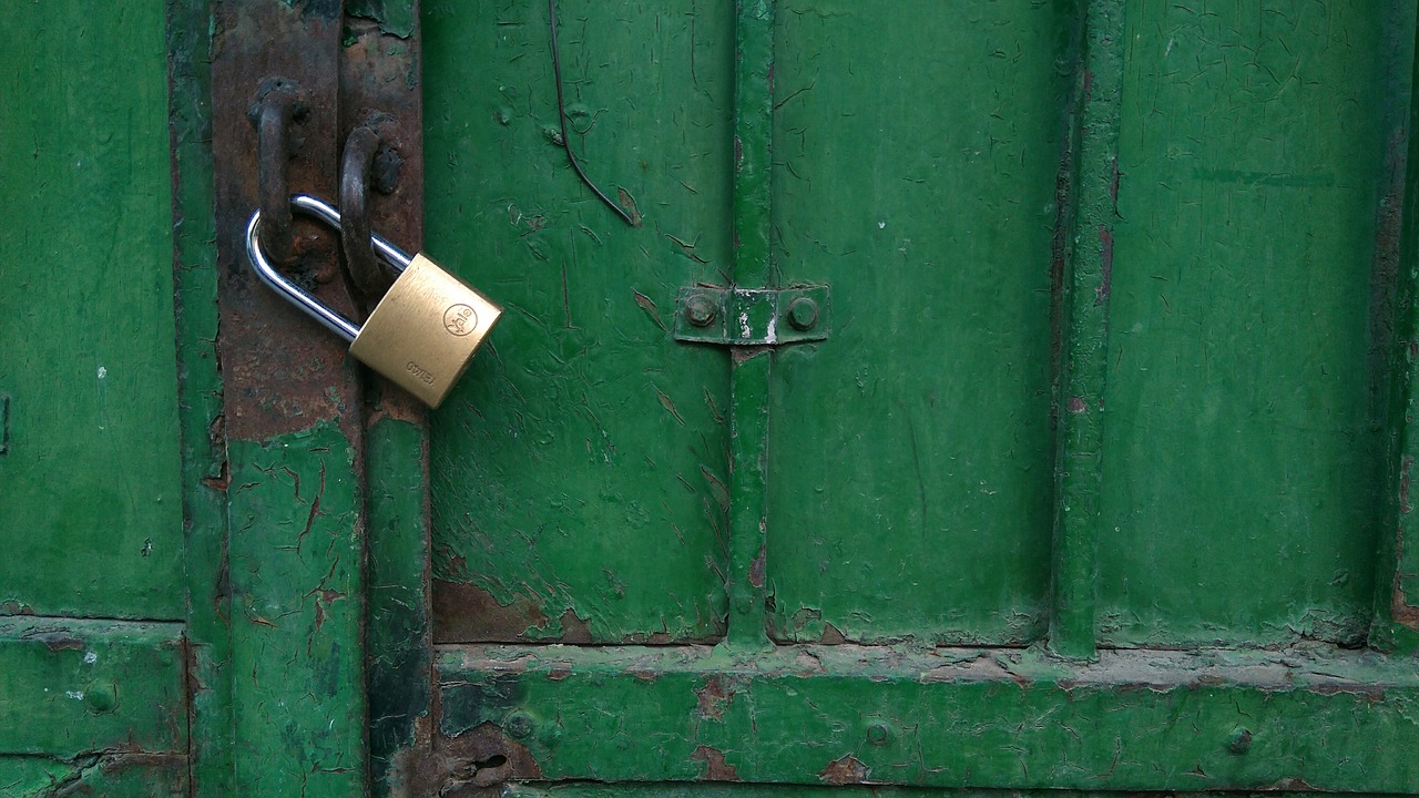 padlock puerta metalica green free photo
