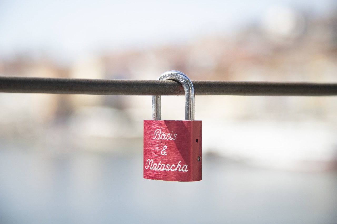 padlock  red  travel free photo