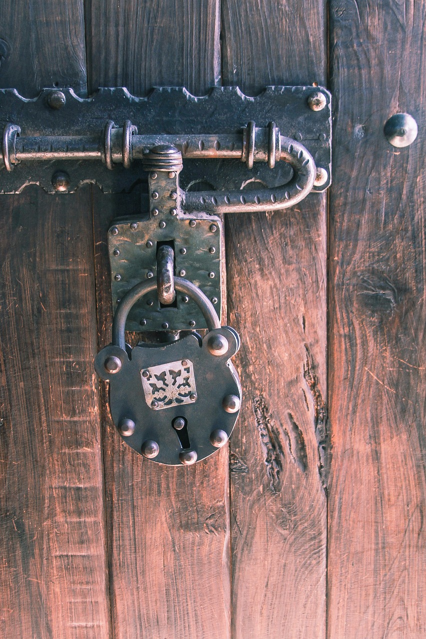 padlock door metal free photo