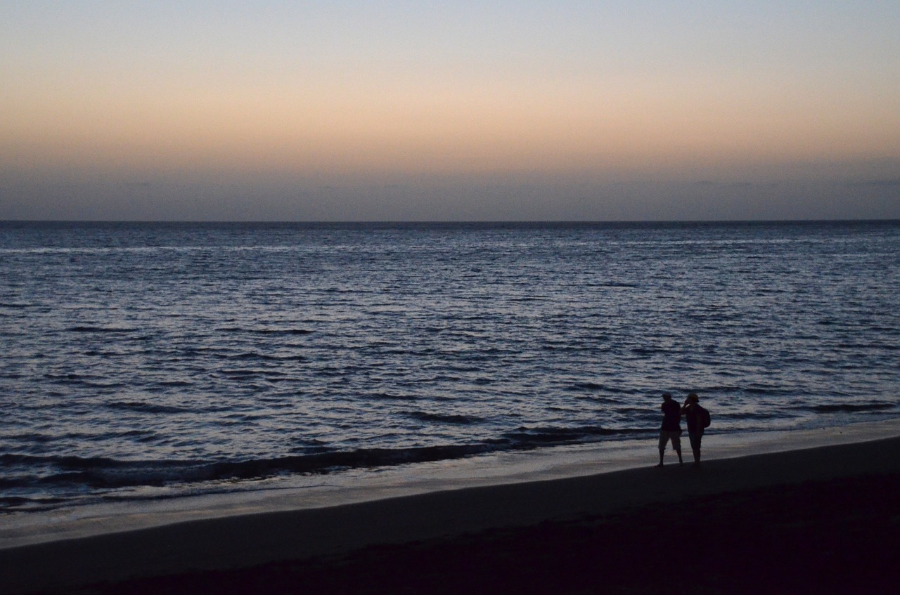 pair romance sea free photo