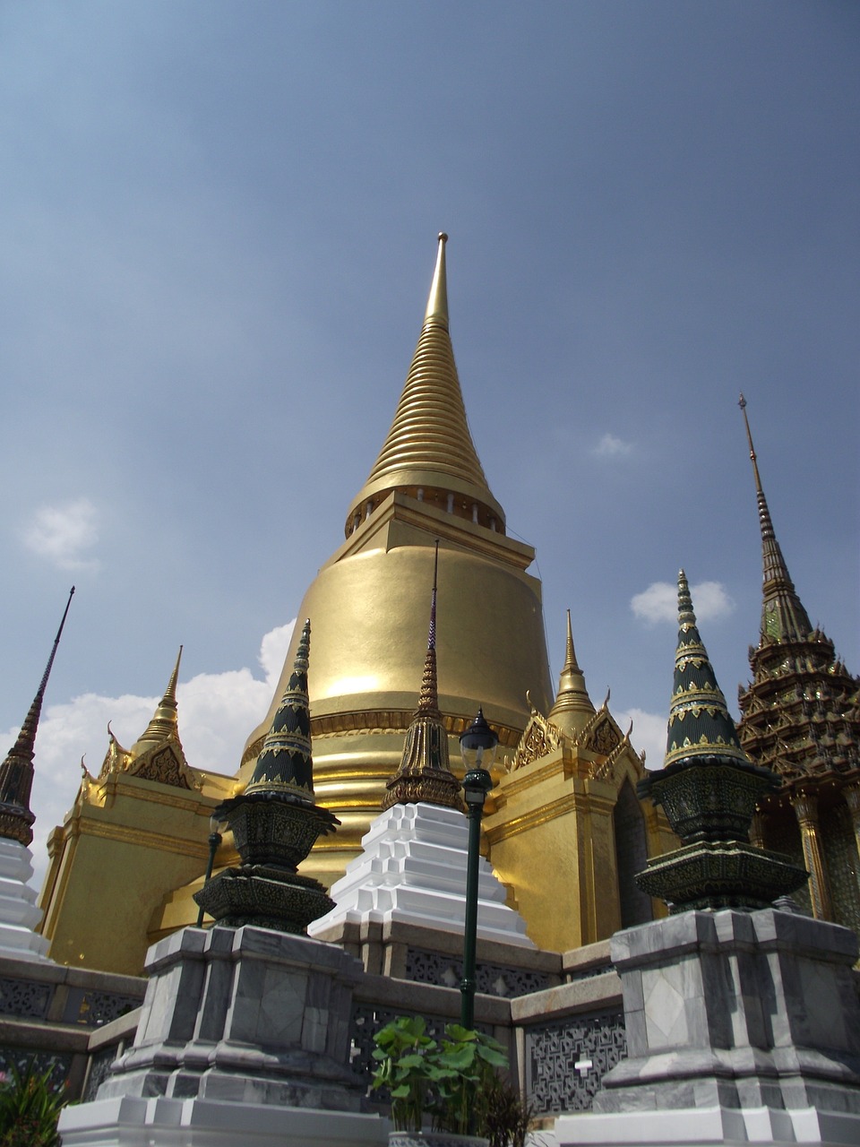 palace wat phra si pagoda free photo