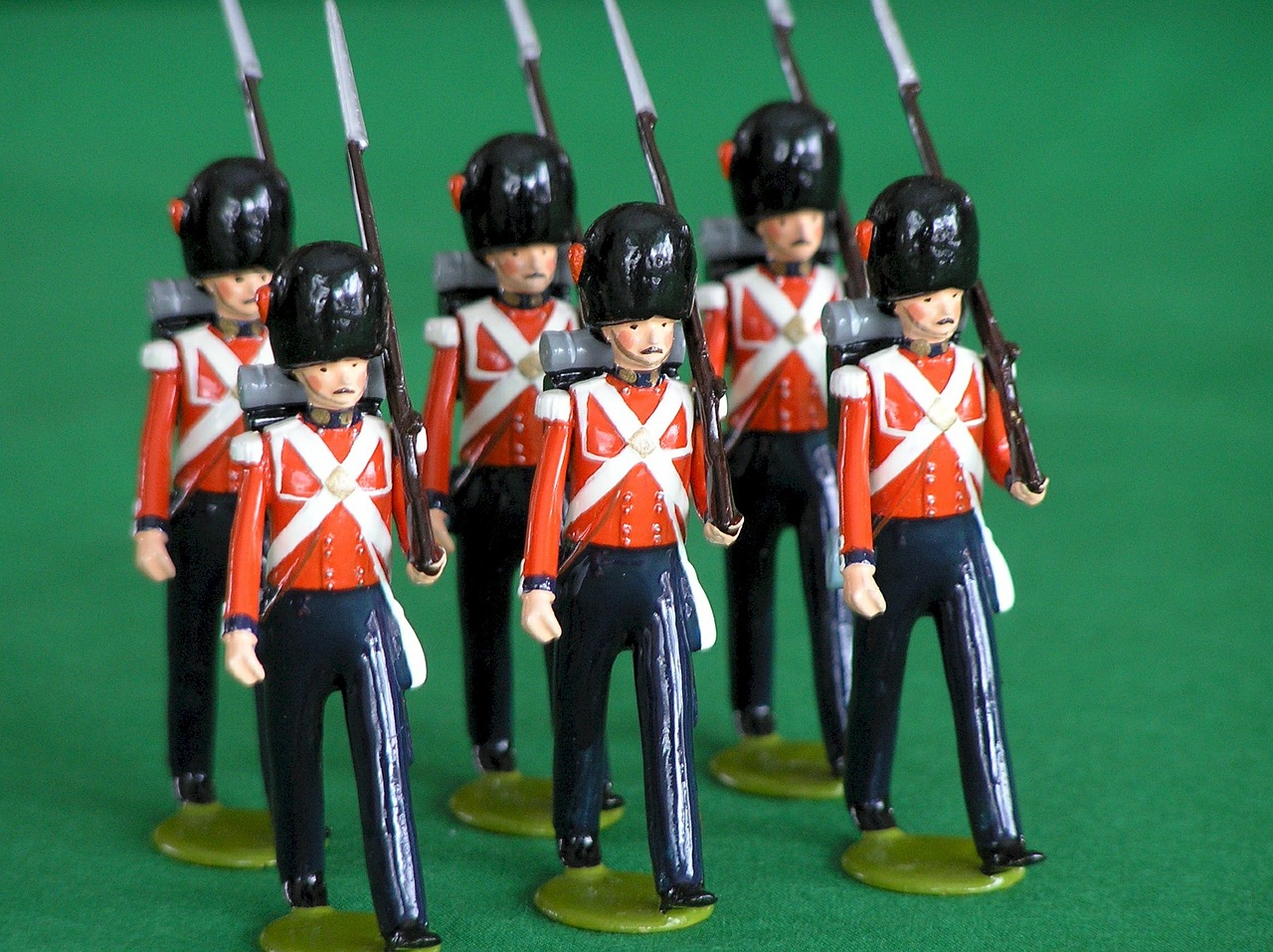 palace guards toy soldiers british coldstream guards free photo