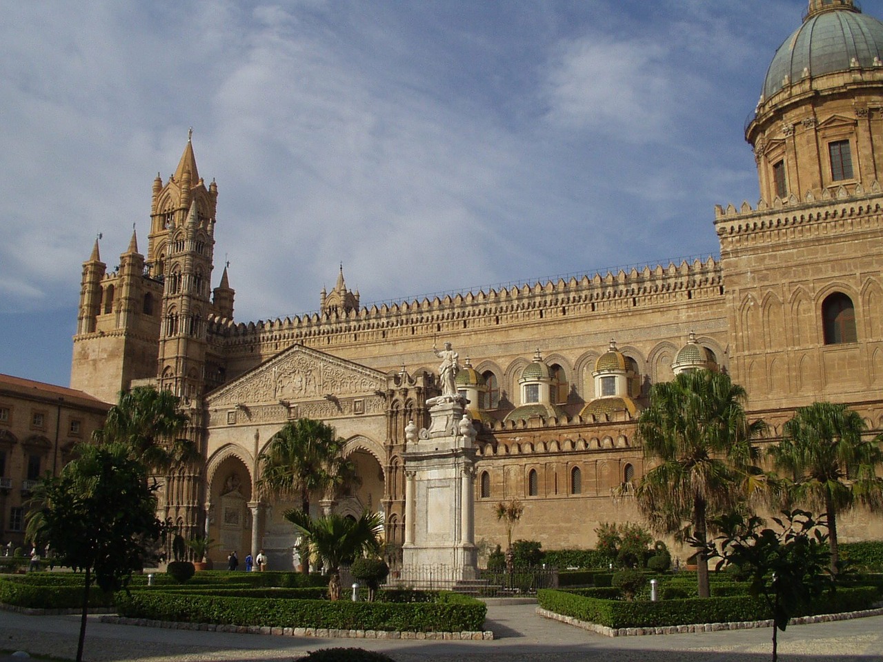 palermo town hall building free photo