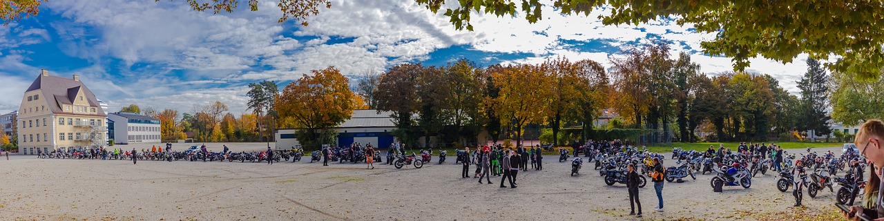 panorama autumn meeting free photo