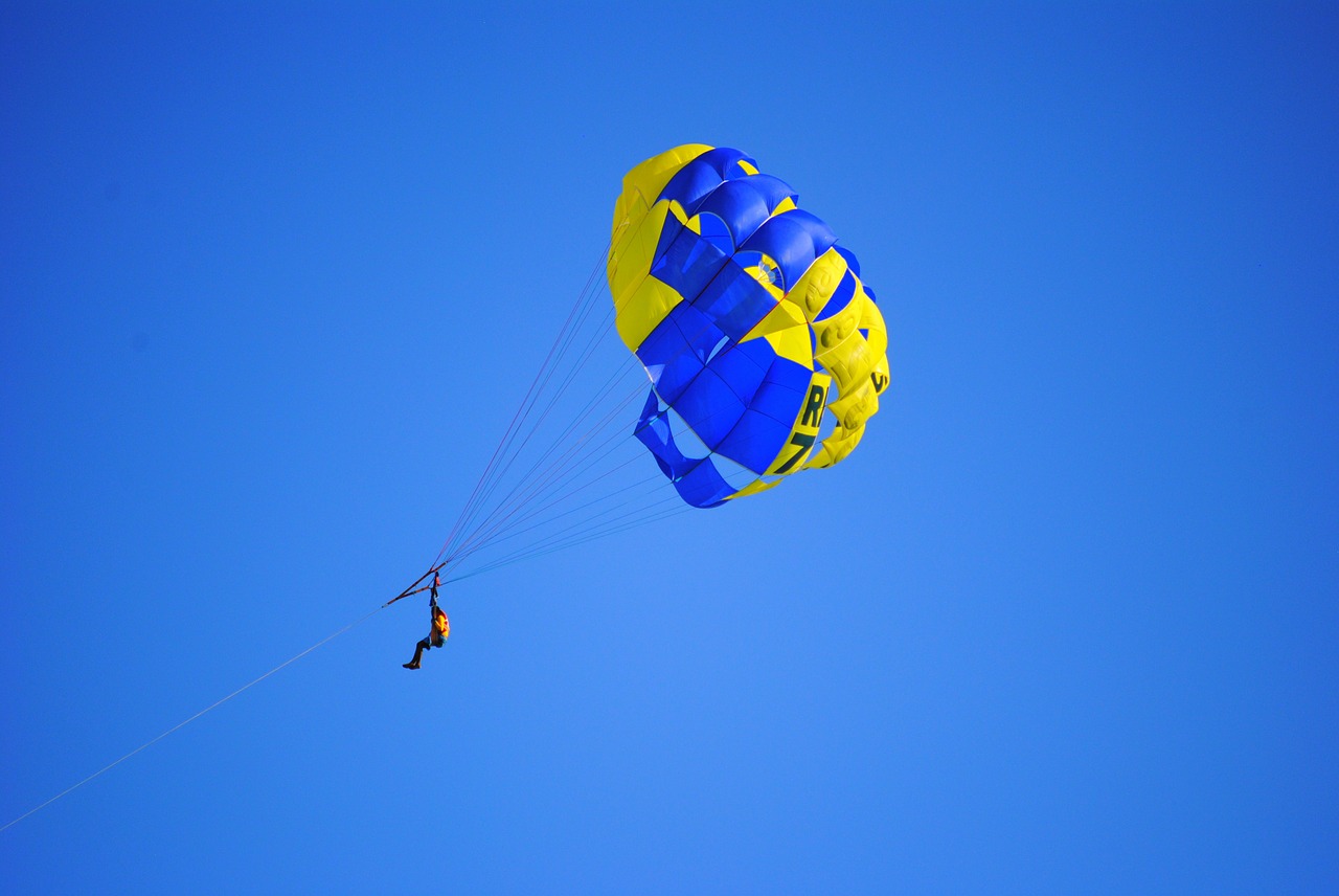 parachute activity ocean free photo