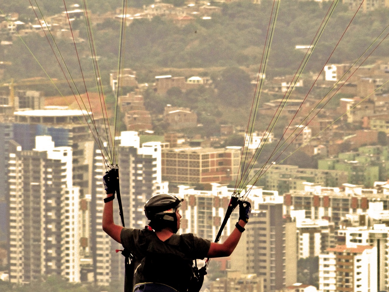 parachute paragliding city free photo