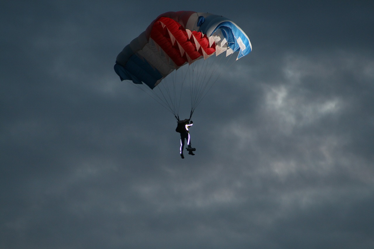 parachute parachutist skydiving free photo