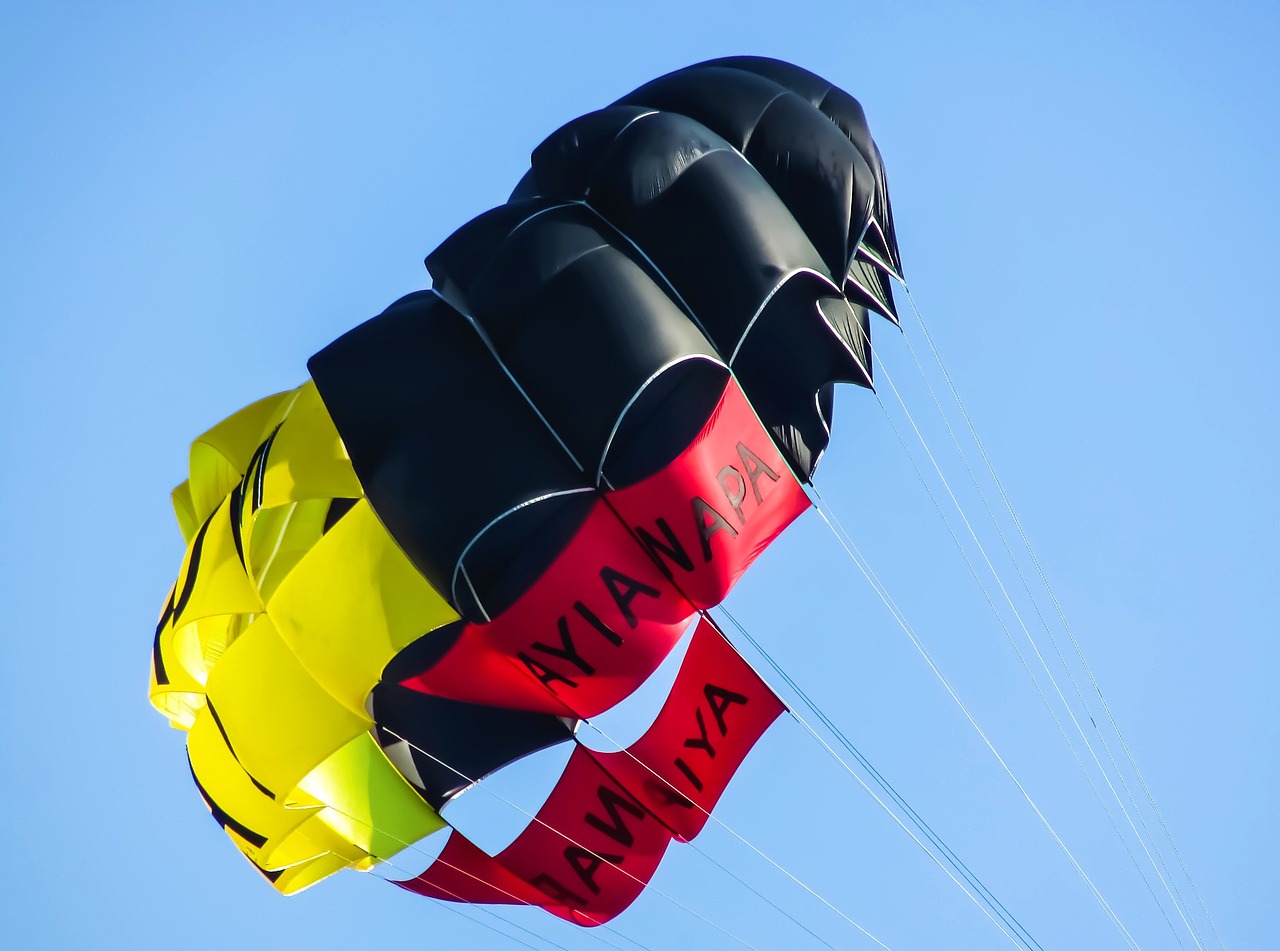 parachute paragliding balloon free photo