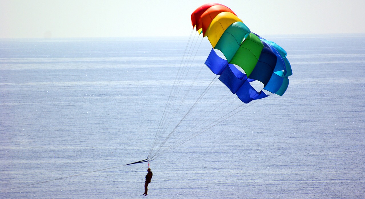 parachute sea sky free photo