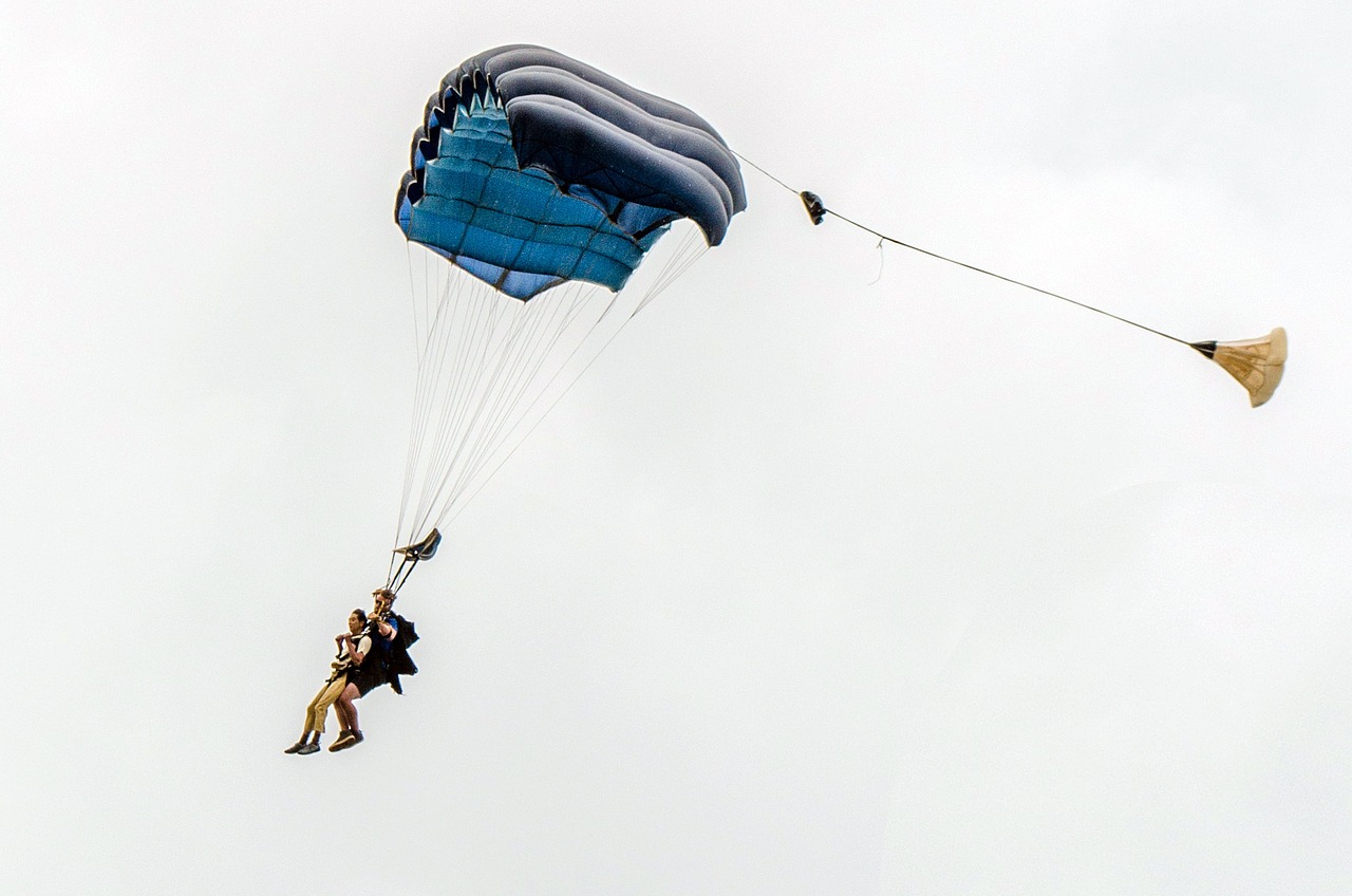 parachute fly sky free photo