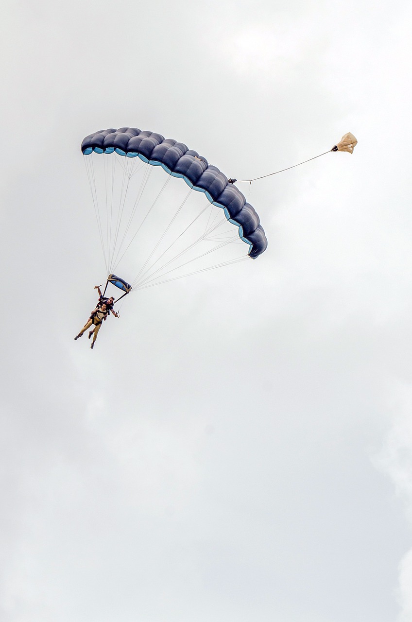 parachute fly sky free photo