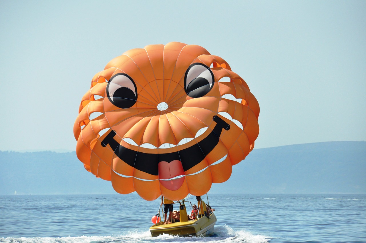 parachute smiley sea free photo