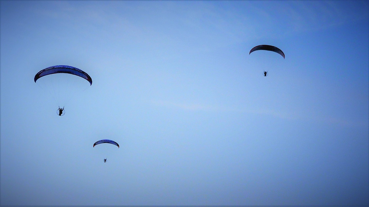 parachute paragliding sky free photo