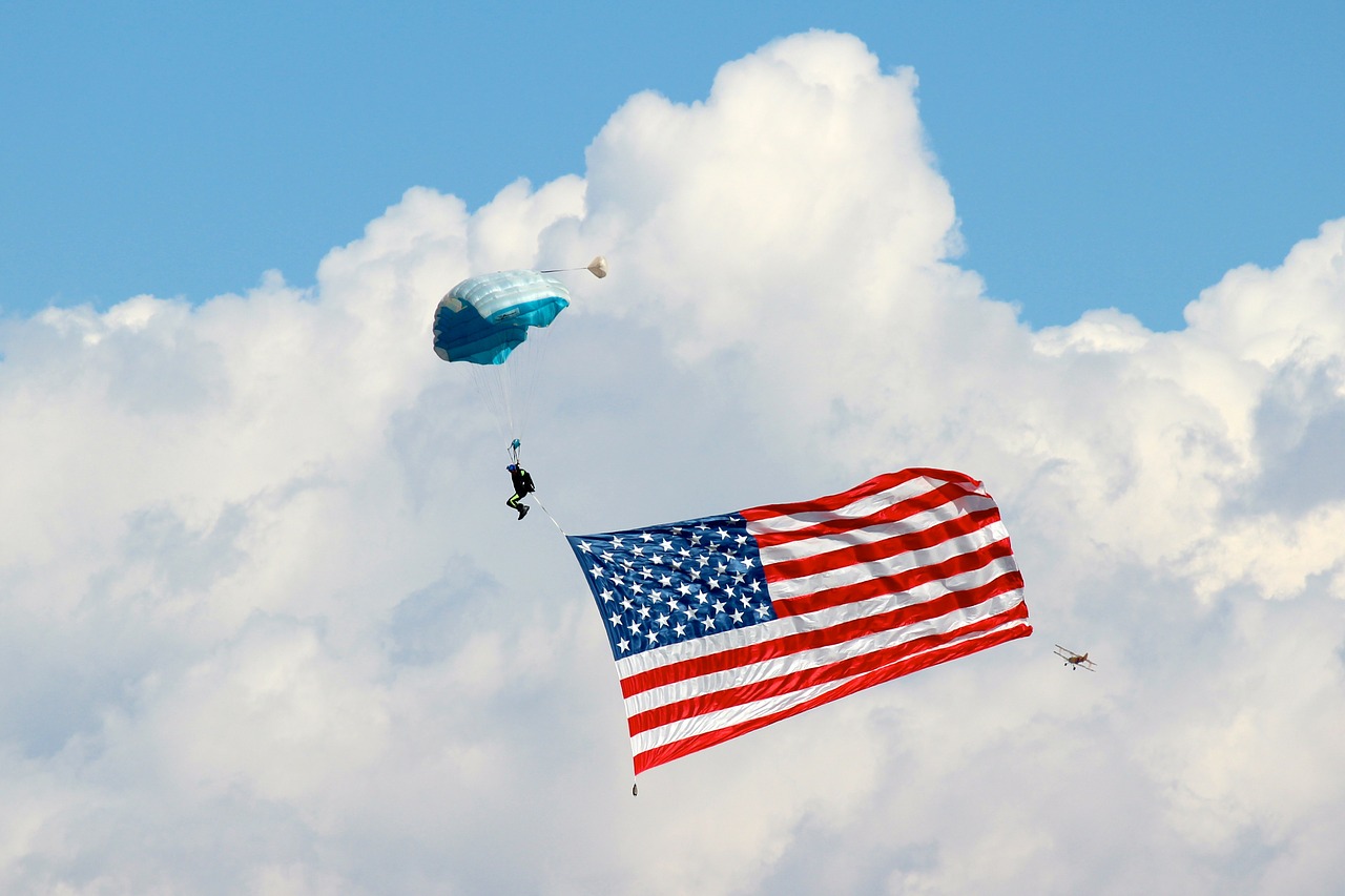 Прыжок с парашютом с флагом Америки. Парашют флаг США. Флажки парашюты. Самолет с флагом США.