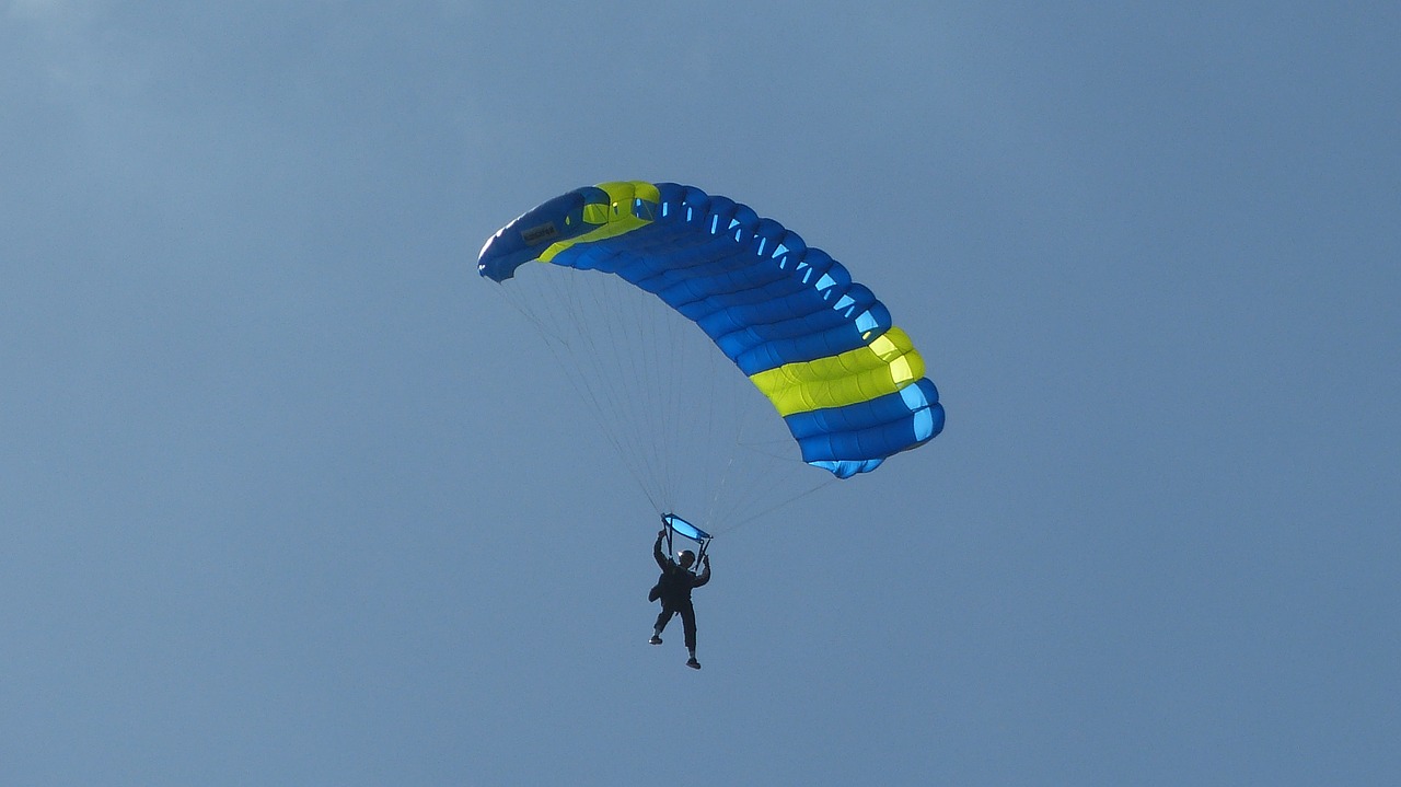parachute parachutist sky free photo