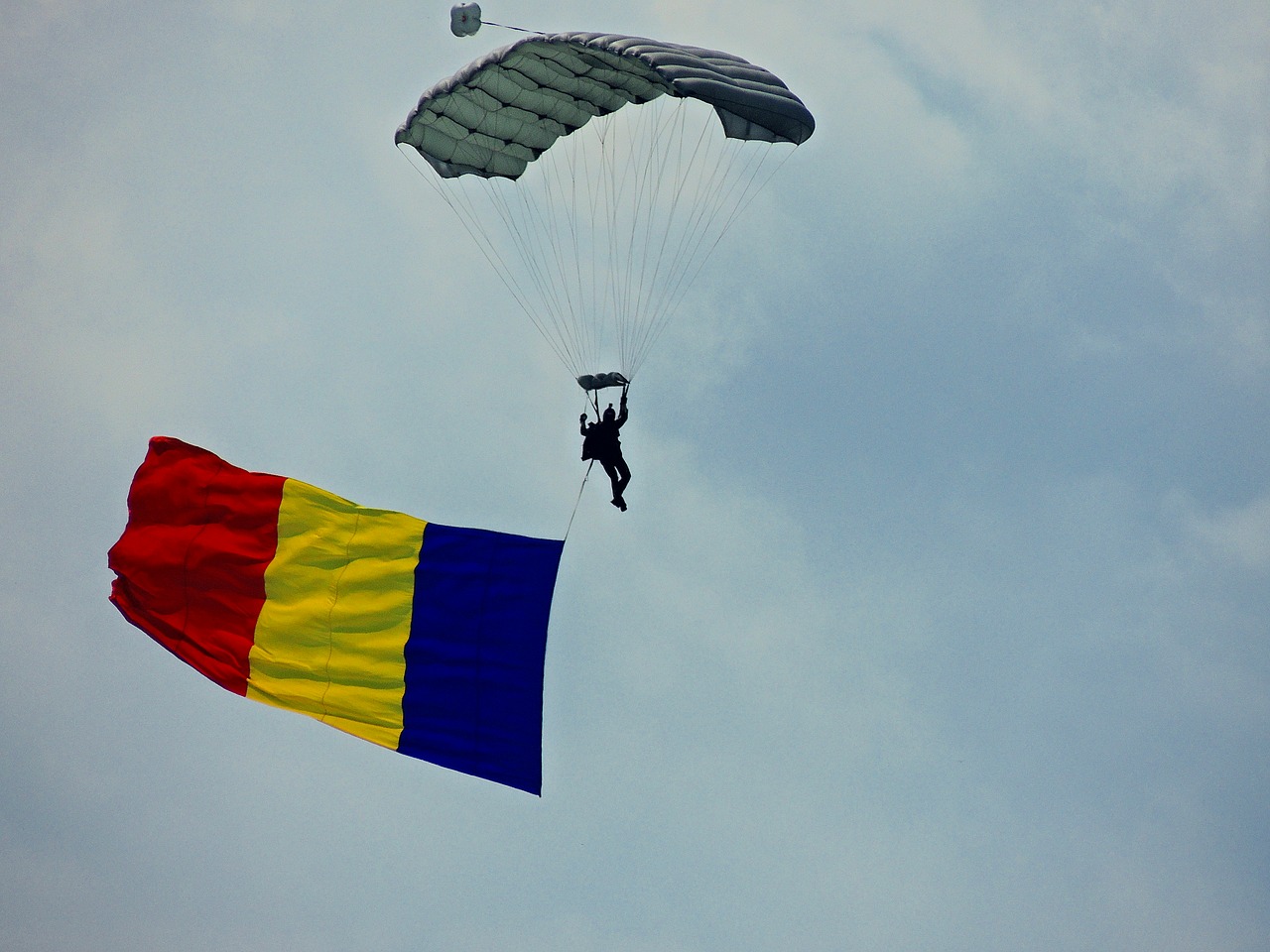 parachute jumper flag romania free photo
