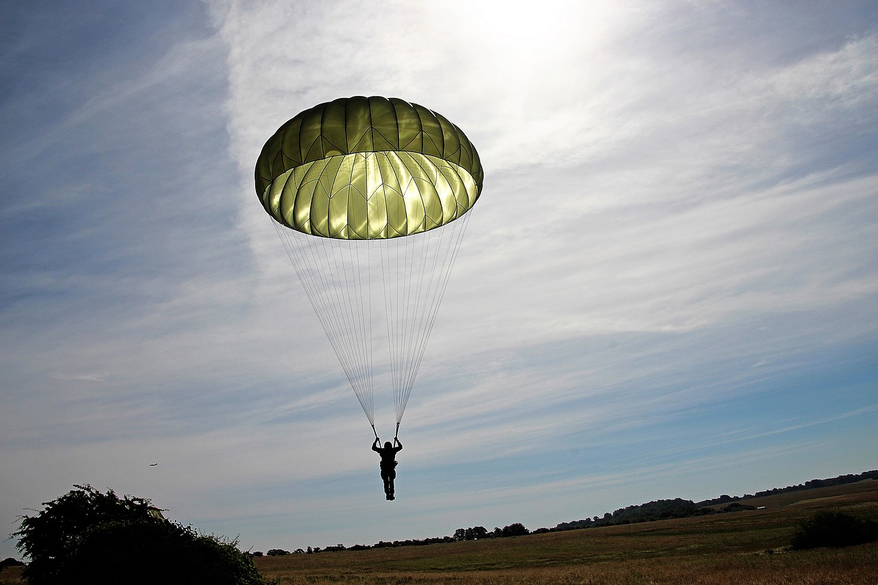 parachutist parachute skydiving free photo