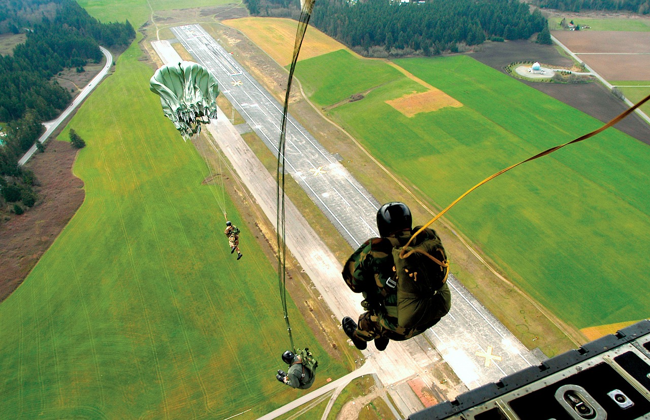 parachutist paratrooper round caps free photo