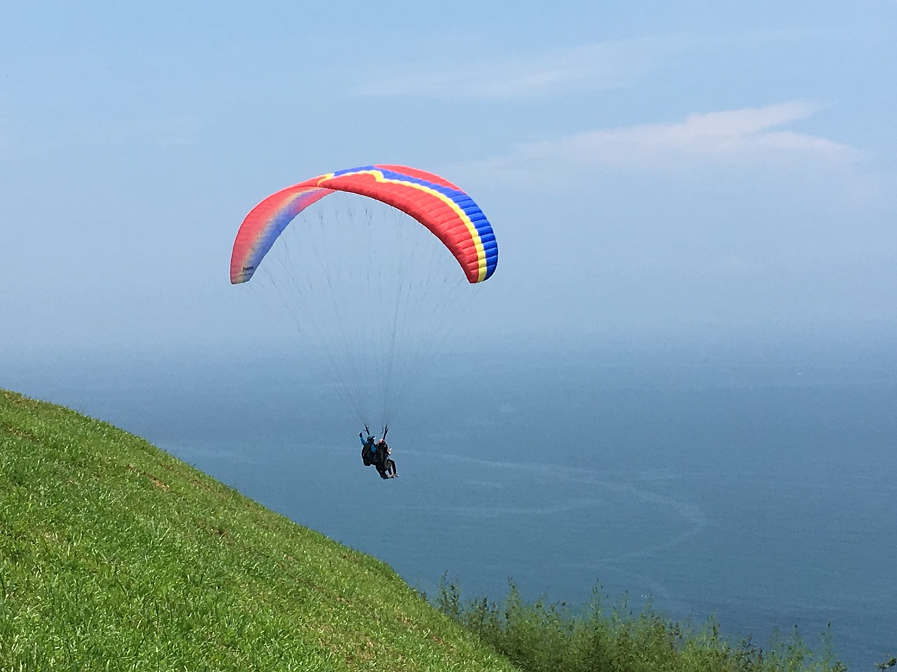 paraglider parachute gliding free photo