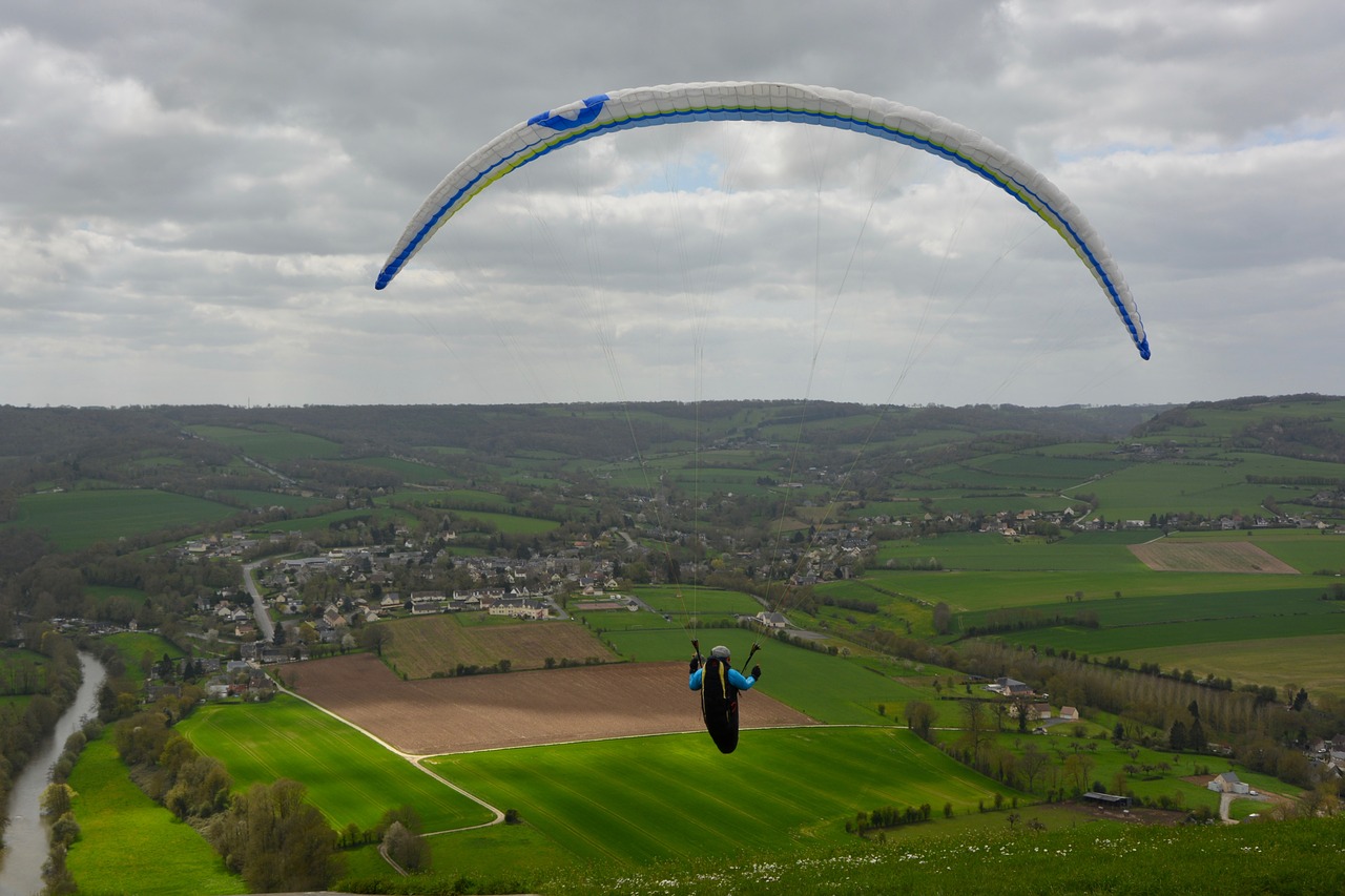 paragliders  free flight  panoramic view blue sky cloudy free photo