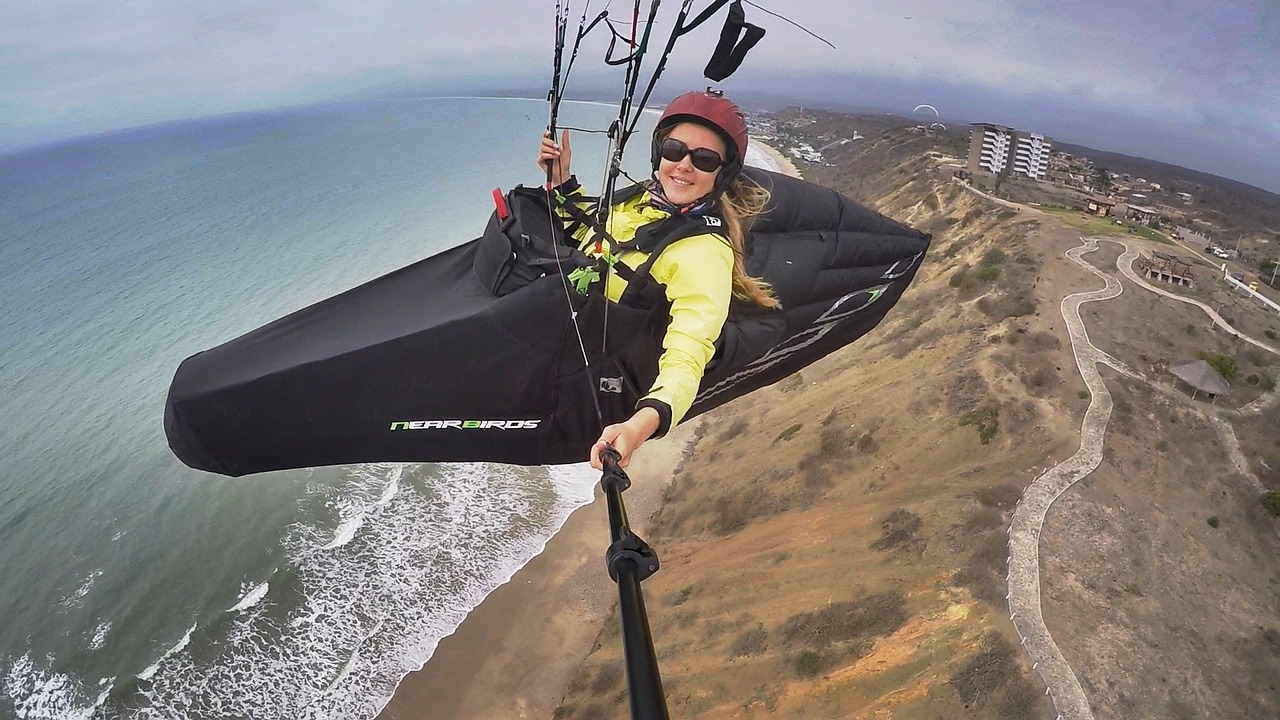 paragliding paraglider flying free photo