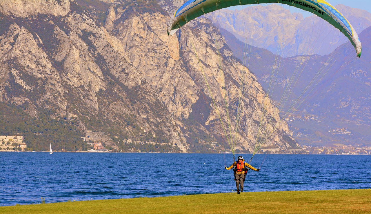 paragliding landing prato free photo