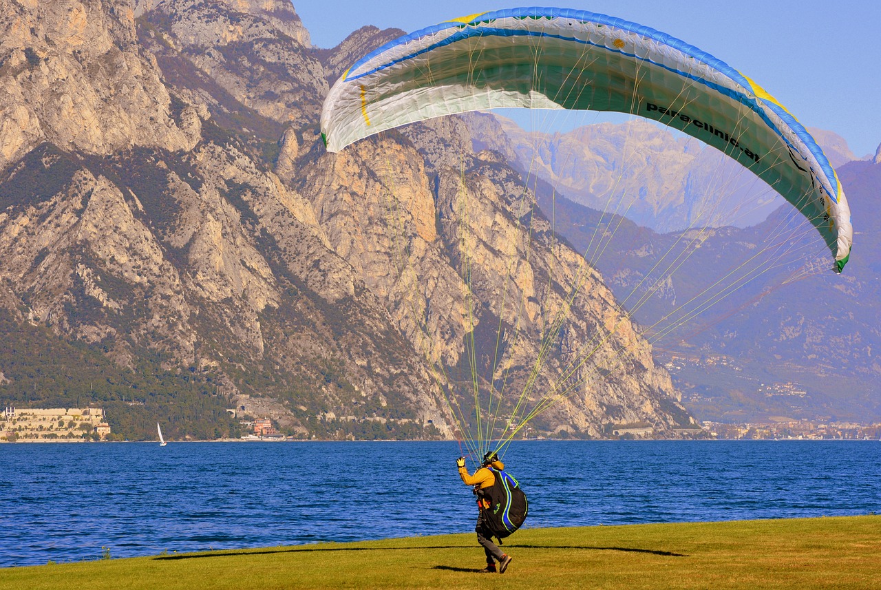 paragliding landing prato free photo