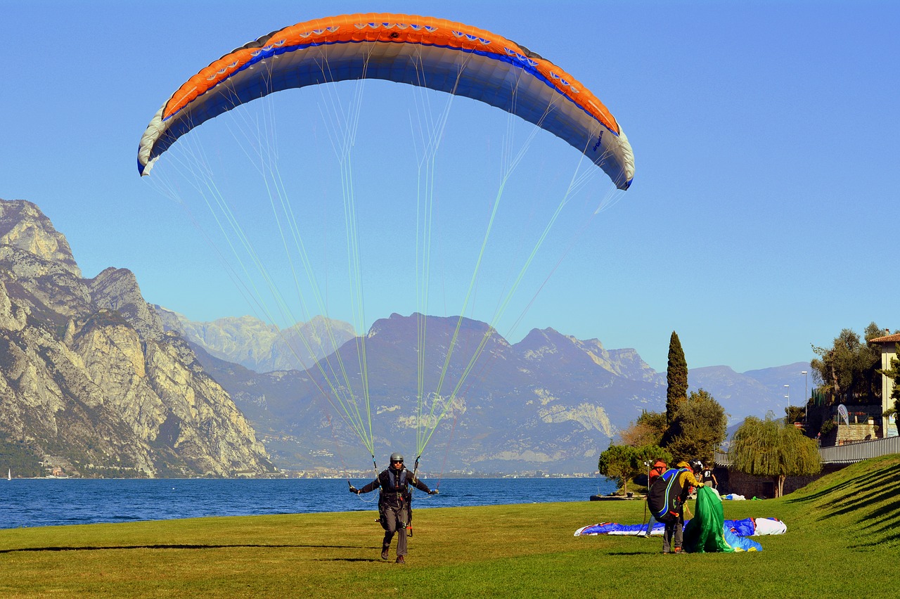 paragliding landing prato free photo