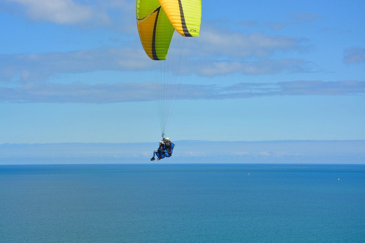 paragliding  paraglider  flight over sea free photo