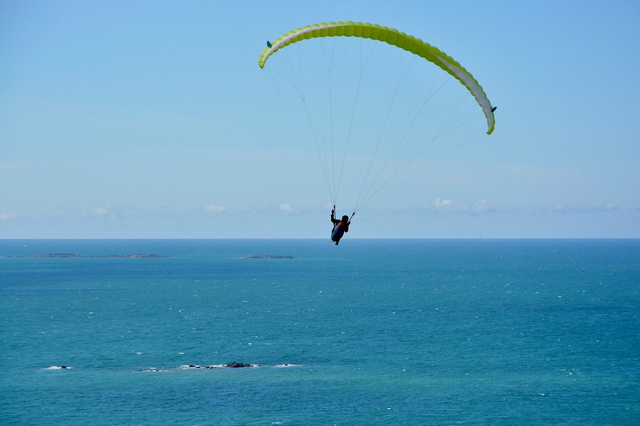 paragliding  flight over sea  sea free photo