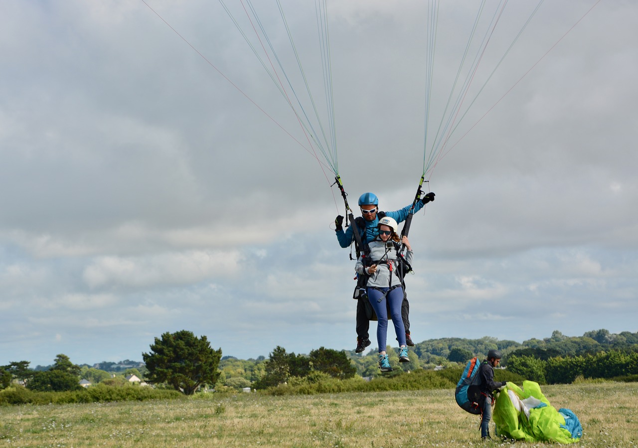 paragliding  paraglider landing  tandem paragliding free photo