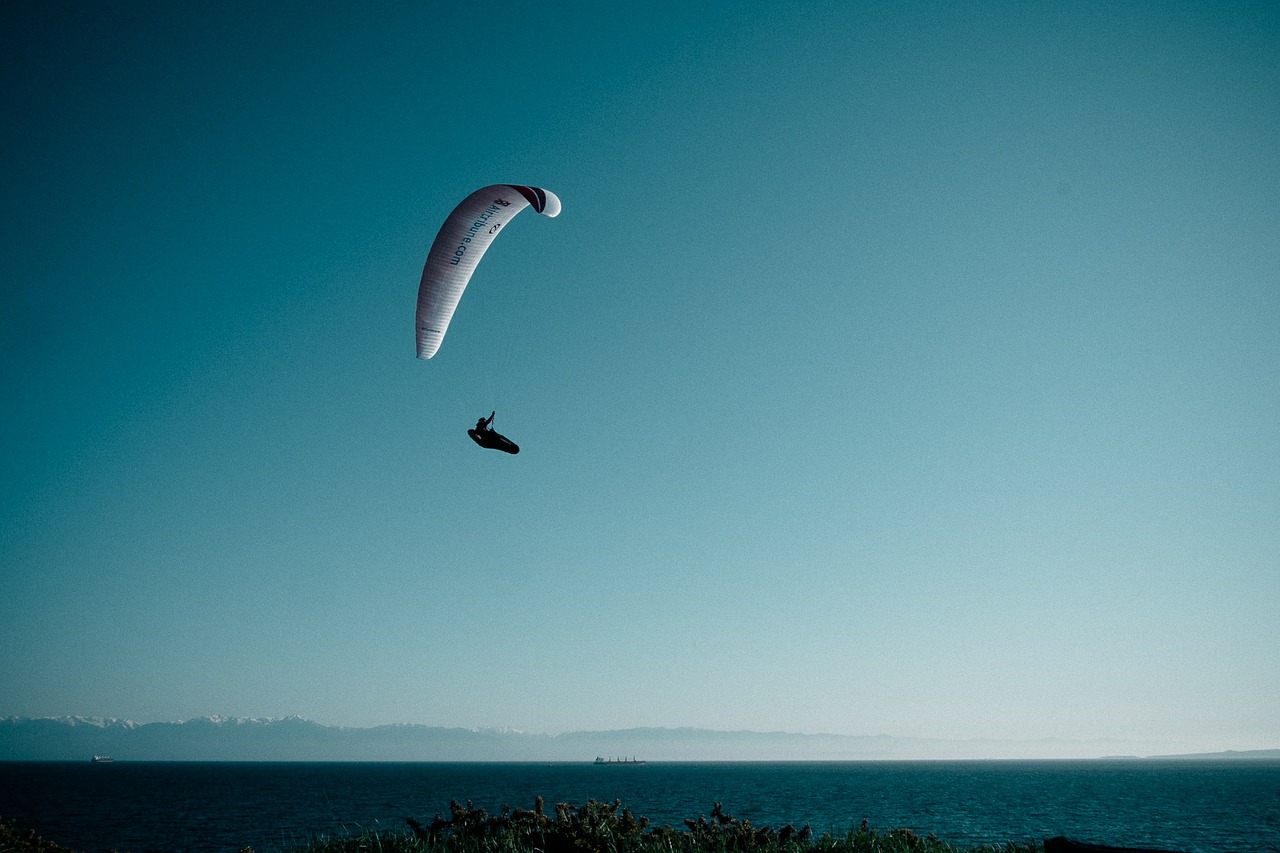 paragliding flying paraglider free photo