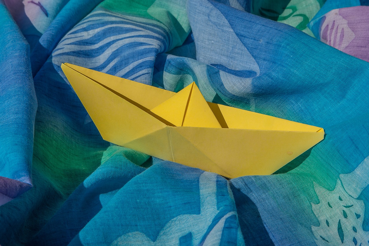 pareo origami boat free photo