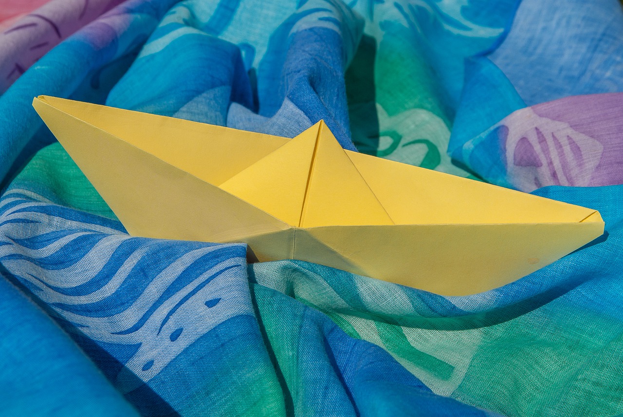 pareo origami boat free photo