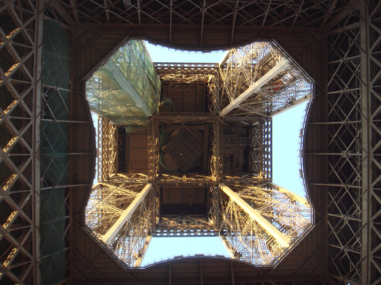 paris eiffel tower places of interest free photo