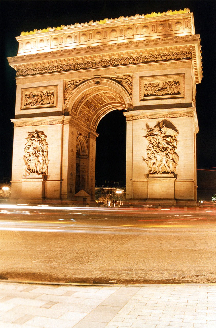 paris triumphal arch night free photo