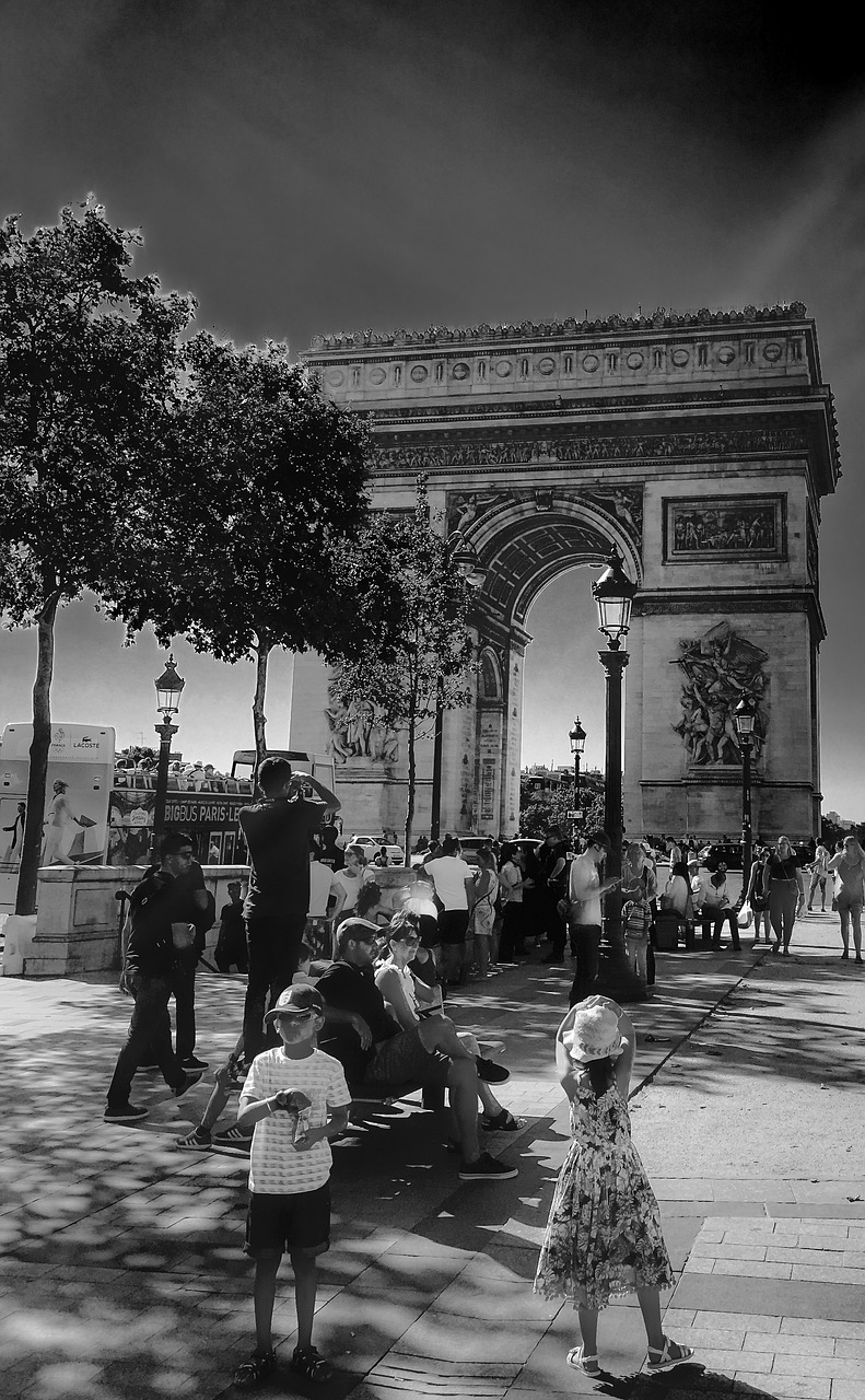paris arc du triumph black and white free photo