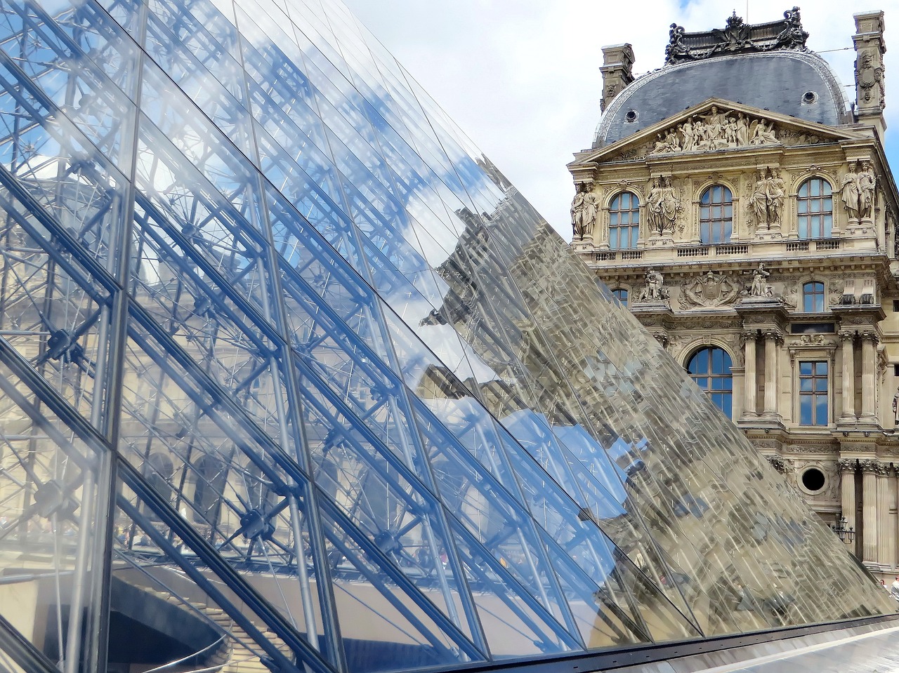 paris the louvre pyramid free photo