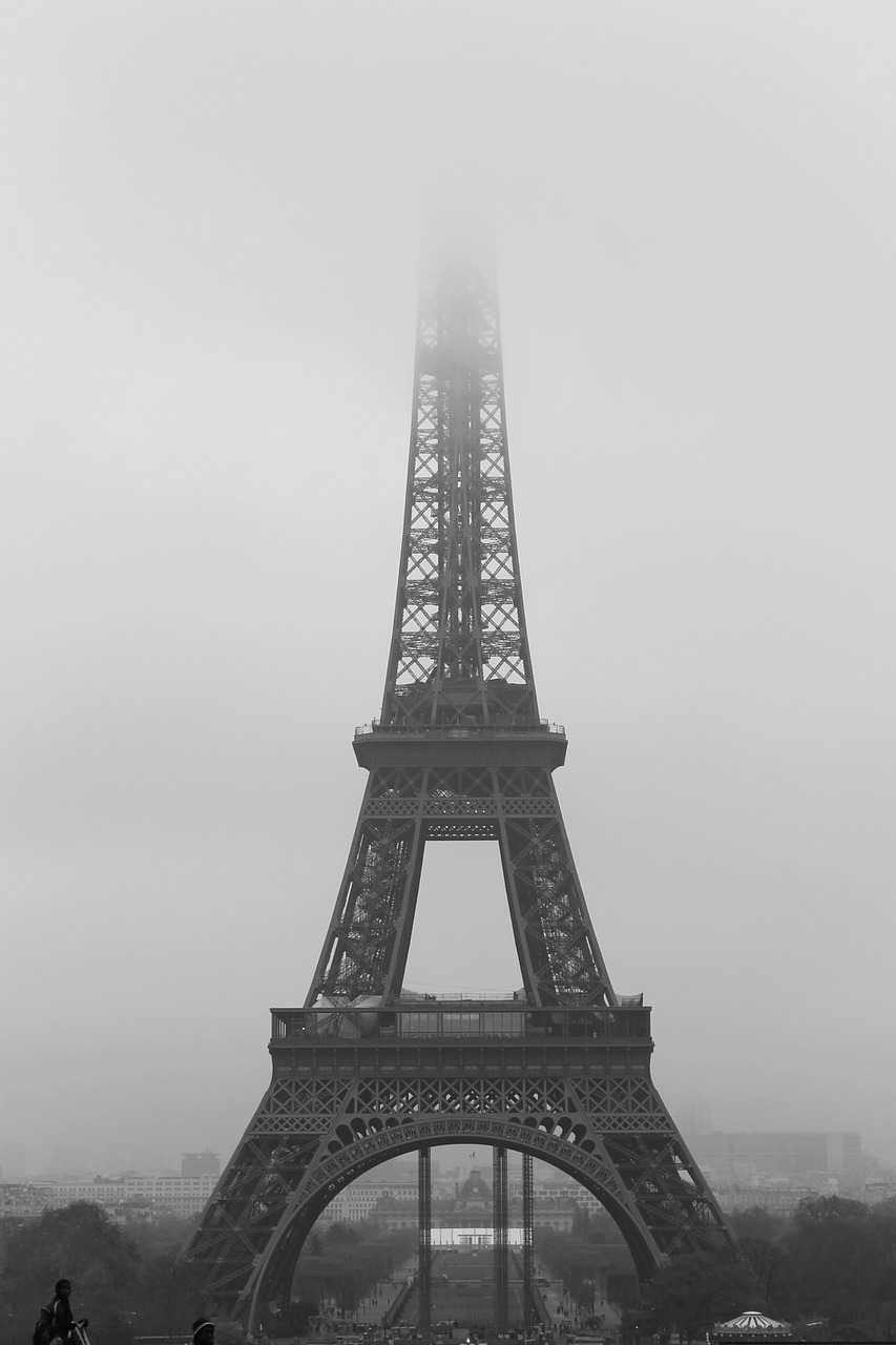 paris eiffel tower fog free photo
