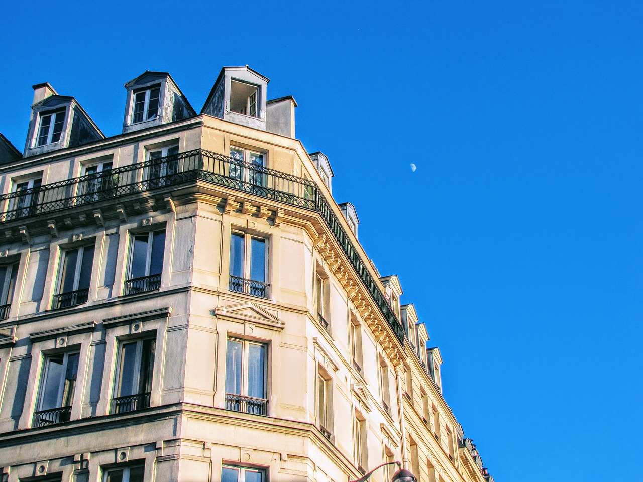 paris apartment facade free photo