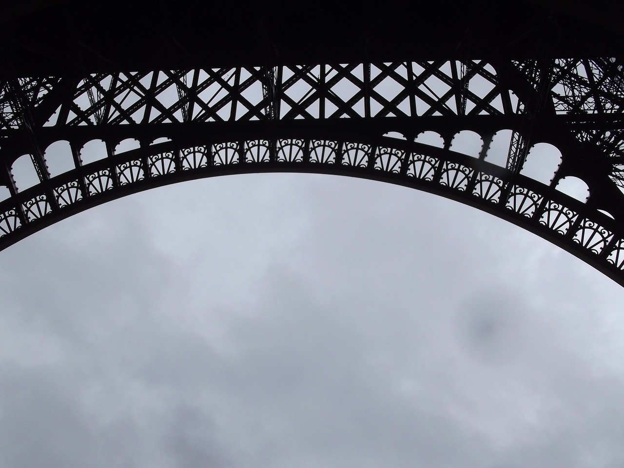 paris eiffel tower clouds free photo