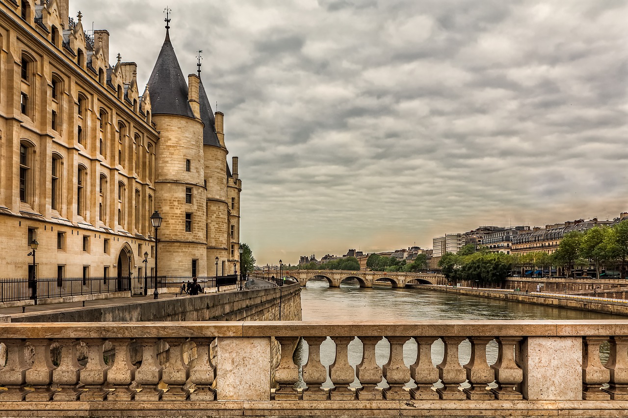 paris the banks of the seine architecture free photo