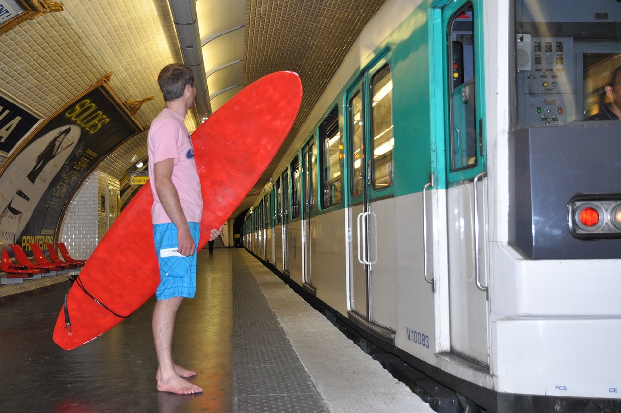 paris surfer metro free photo